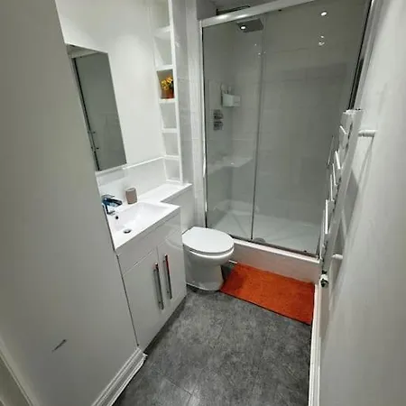 Дом отдыха Modern 4-bed House Free Parking Walking Distance To Coop Live , Etihad, Ancoats And Centre