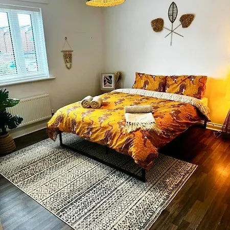 Modern 4-bed House Free Parking Walking Distance To Coop Live , Etihad, Ancoats And Centre Дом отдыха