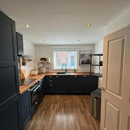 Дом отдыха Modern 4-bed House Free Parking Walking Distance To Coop Live , Etihad, Ancoats And Centre *
