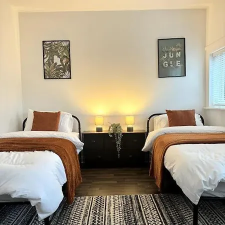 Modern 4-bed House Free Parking Walking Distance To Coop Live , Etihad, Ancoats And Centre Манчестер