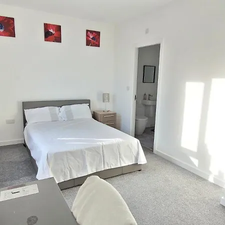 Homestay Spacious Double With Private Bathroom *