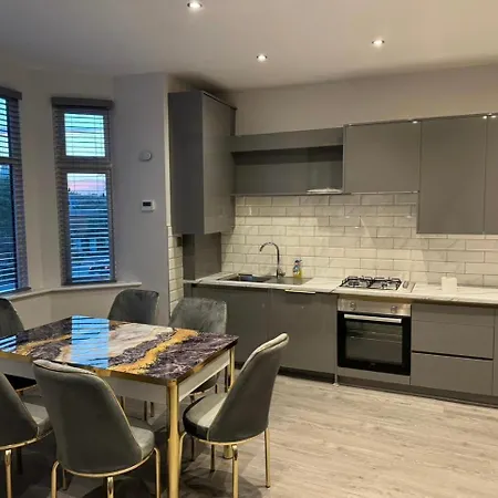 Luxury 4 Bedroom Apartment *