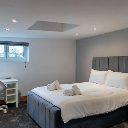 Luxury 4 Bedroom Apartment *