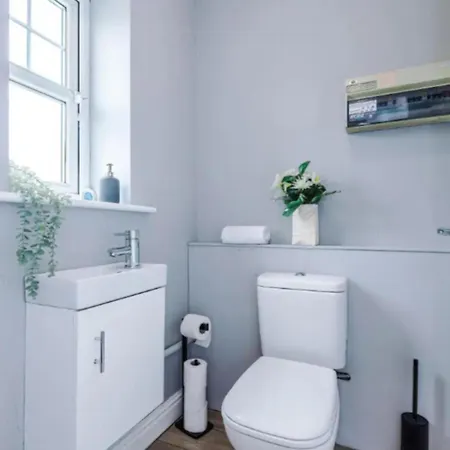 House 3 Bed Sleeps 6 -pets Ok -patio -free Parking Nyaraló Manchester