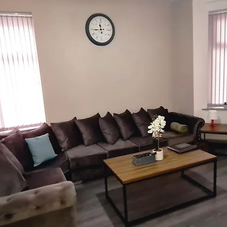 Large Victorian House 15 Minutes From Centre Manchester