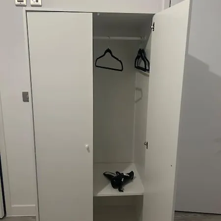 Lejlighed Large Ensuite In With Free Parking