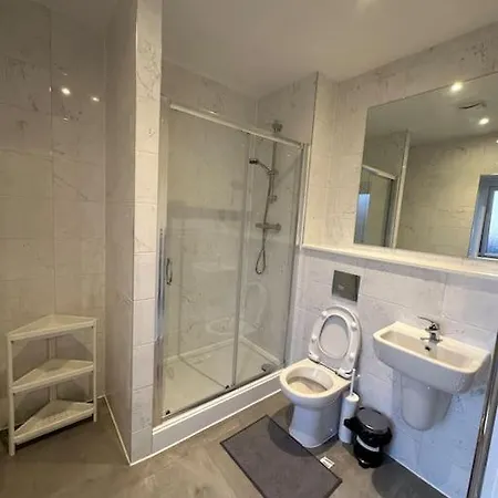 Large Ensuite In With Free Parking Appartement
