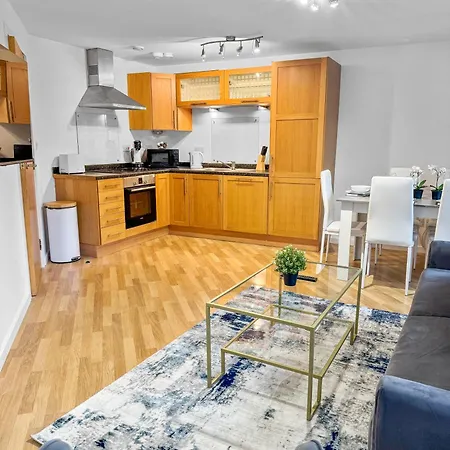 Cozy - 2 Beds, Sleeps 5, Free Parking! דירה