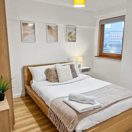 Lägenhet Cozy - 2 Beds, Sleeps 5, Free Parking!