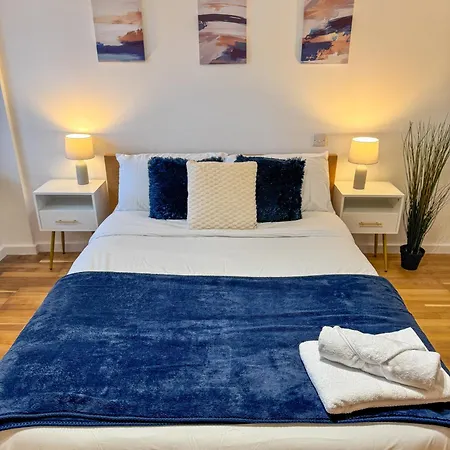 Cozy - 2 Beds, Sleeps 5, Free Parking! דירה *