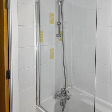 Lejlighed Cozy - 2 Beds, Sleeps 5, Free Parking!