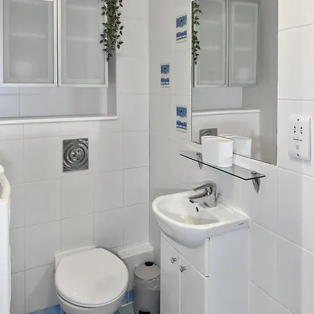 דירה Cozy - 2 Beds, Sleeps 5, Free Parking! *