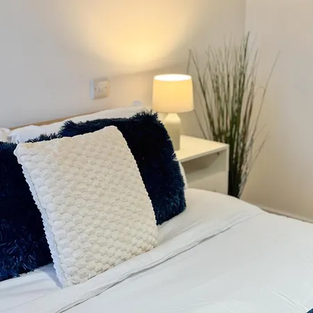 Lejlighed Cozy - 2 Beds, Sleeps 5, Free Parking!