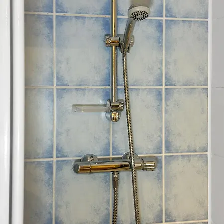 דירה Cozy - 2 Beds, Sleeps 5, Free Parking! *