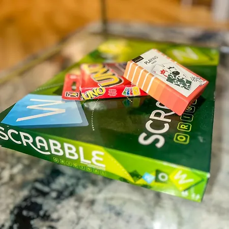 Cozy - 2 Beds, Sleeps 5, Free Parking!