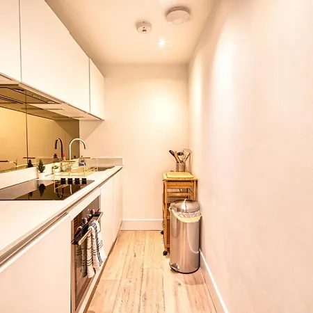 Apartment The Cityscape -by Parydise Ltd - Modern 1 Bed - Sleeps 3 - Ideal For Business Or Leisure Stays! Manchester