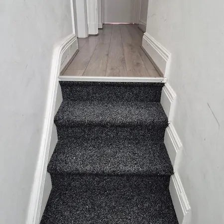 Affordably Elegant Close To Coop Live, Etihad Stadium And Centre *