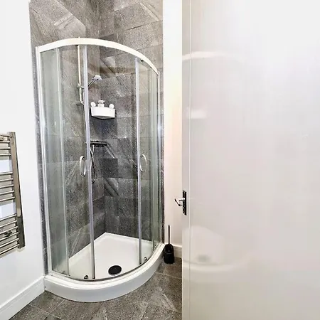 Ideal For Groups - 2 Bedroom Modern - Free Parking, Transit Links, Close To Stadiums Apartment