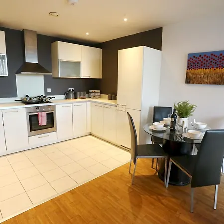 Canal Side & Great View Walk To Manchester - Pass The Keys