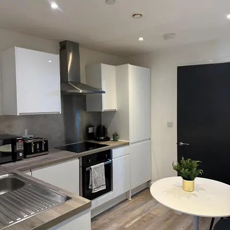 Morden 2 Bed Flat - Old Trafford Apartment