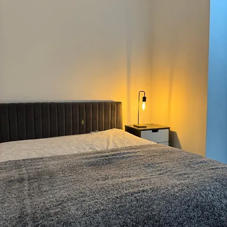 Morden 2 Bed Flat - Old Trafford