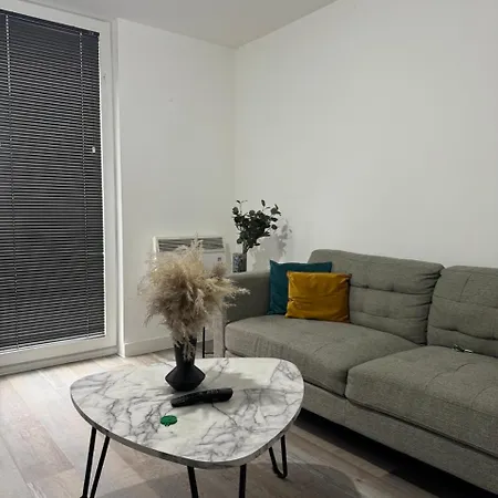 Morden 2 Bed Flat - Old Trafford Apartment Manchester