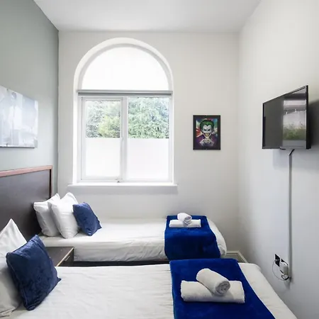 מלון Imperial Salford 3*