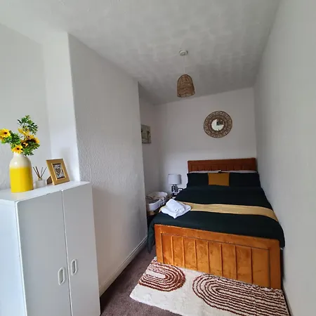 בית נופש 2 Bed House - Sleeps 5 - Pets - Parking - Wifi