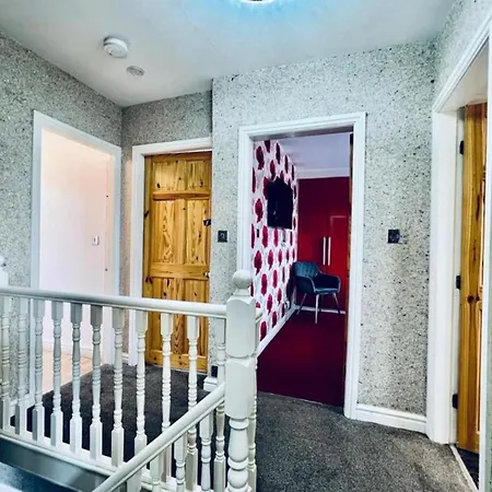 Ferienhaus 13 Guests - Free Parking - House Manchester