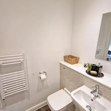 Lovely Salford Flat By Superhost