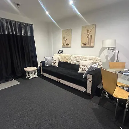 Cozy 5 Min Walk From Arena Apartment *