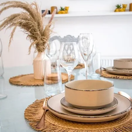 Stunning 3 Bedroom House For 5, Free Parking, Nr Etihad Hébergement de vacances