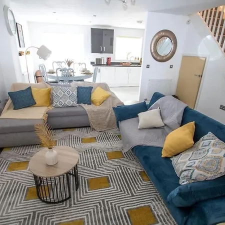 Stunning 3 Bedroom House For 5, Free Parking, Nr Etihad Manchester