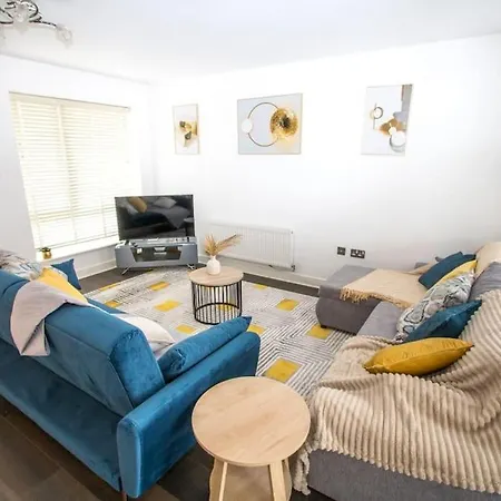 Stunning 3 Bedroom House For 5, Free Parking, Nr Etihad Hébergement de vacances