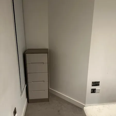 2 Bed Spacious Flat - Canal View *