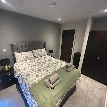 Luxurious 2 Bedroom Apartment *