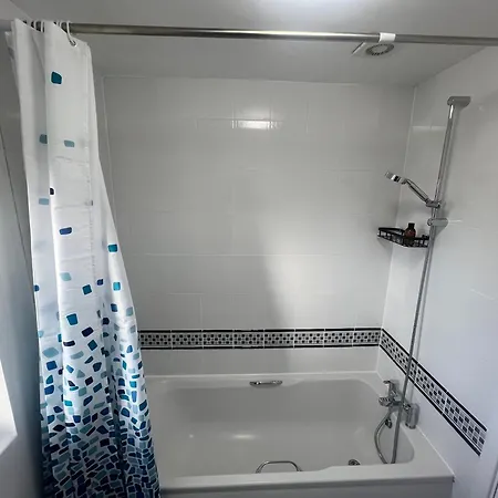 New Getaway House With 2 Free Parking