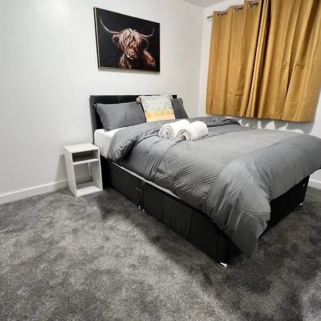 New Getaway House With 2 Free Parking דירה מנצ'סטר