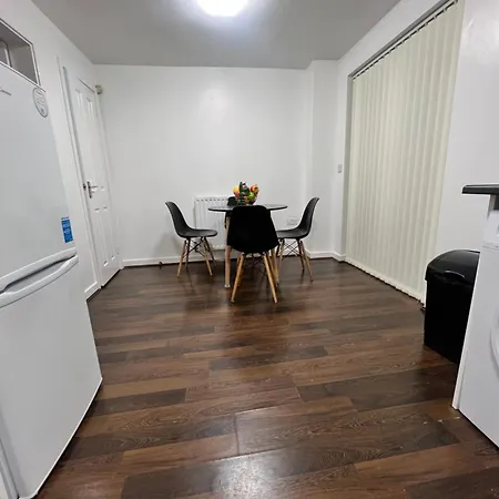 New Getaway House With 2 Free Parking * Manchester