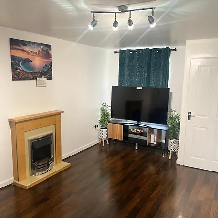 New Getaway House With 2 Free Parking