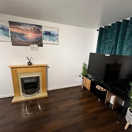 New Getaway House With 2 Free Parking Apartment