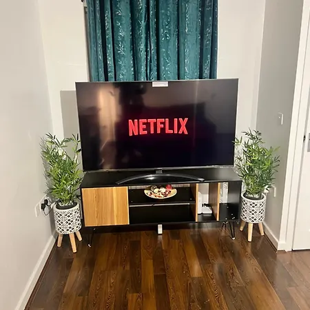 New Getaway House With 2 Free Parking Apartment Manchester
