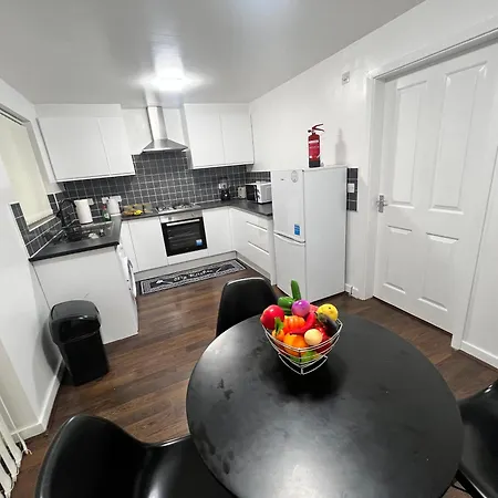 New Getaway House With 2 Free Parking *