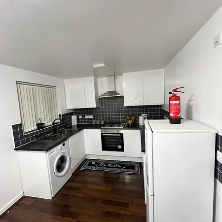 New Getaway House With 2 Free Parking Apartment
