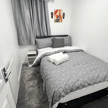 New Getaway House With 2 Free Parking Apartment