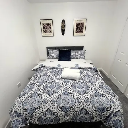 New Getaway House With 2 Free Parking Apartment *