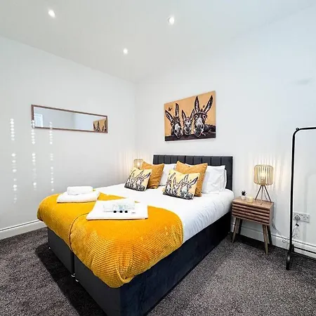 Four Bedroom House By Brookland Serviced Short Lets With Free Wifi * Manchester