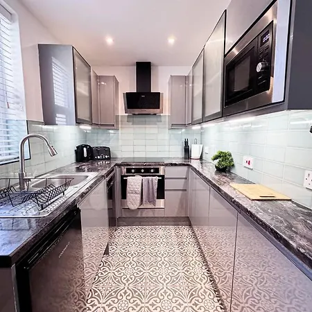 Apartment 1 Bedroom By Brookland Serviced Short Lets With Free Wifi *