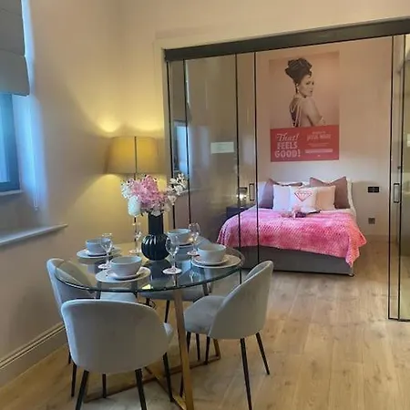 Pretty Pink Posh Penthouse Apartman *