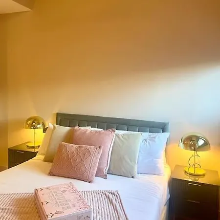 Pretty Pink Posh Penthouse Apartment Manchester
